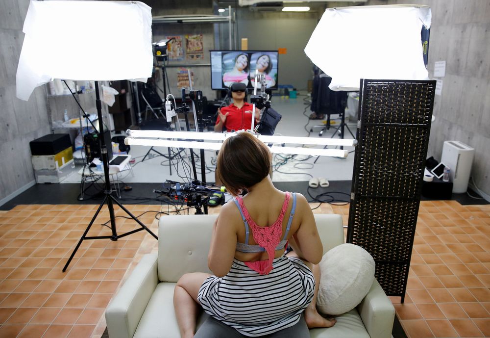 Giappone, il mondo del porno apre le porte alla realtà virtuale.jpg